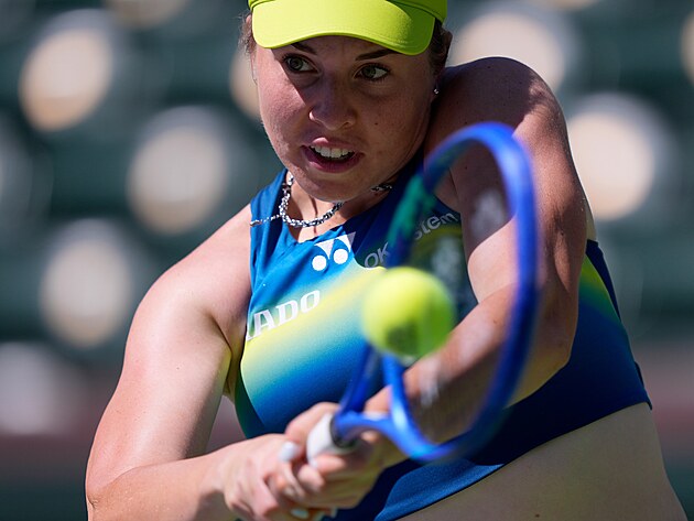 Linda Noskov� ve �tvrtfin�le turnaje v Indian Wells.