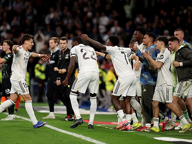 Z�lo�n�k Arda G�ler b�� oslavit g�l z vlastn� poloviny s lavi�kou Realu Madrid.