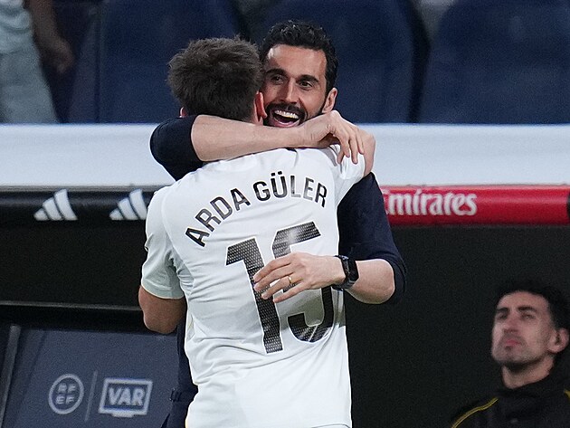Z�lo�n�k Arda G�ler slav� sv�j g�l z vlastn� poloviny s kou�em Realu Madrid...