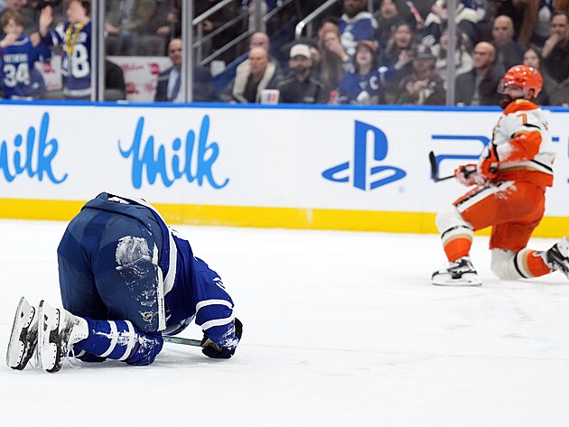 Auston Matthews z Toronto Maple Leafs kle�� na led� v z�pase s Anaheim Ducks, v...