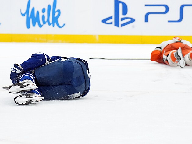 Auston Matthews z Toronto Maple Leafs le�� na led� v z�pase s Anaheim Ducks, v...