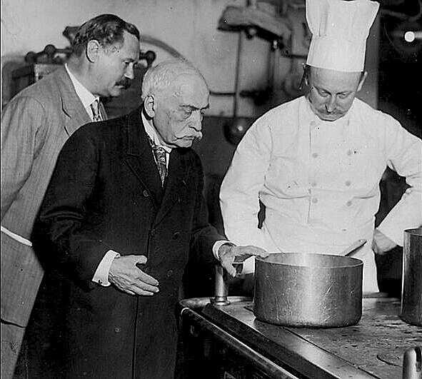 Escoffier b�hem inspekce pravd�podobn� v hotelu de Paris v Monte Carlu.