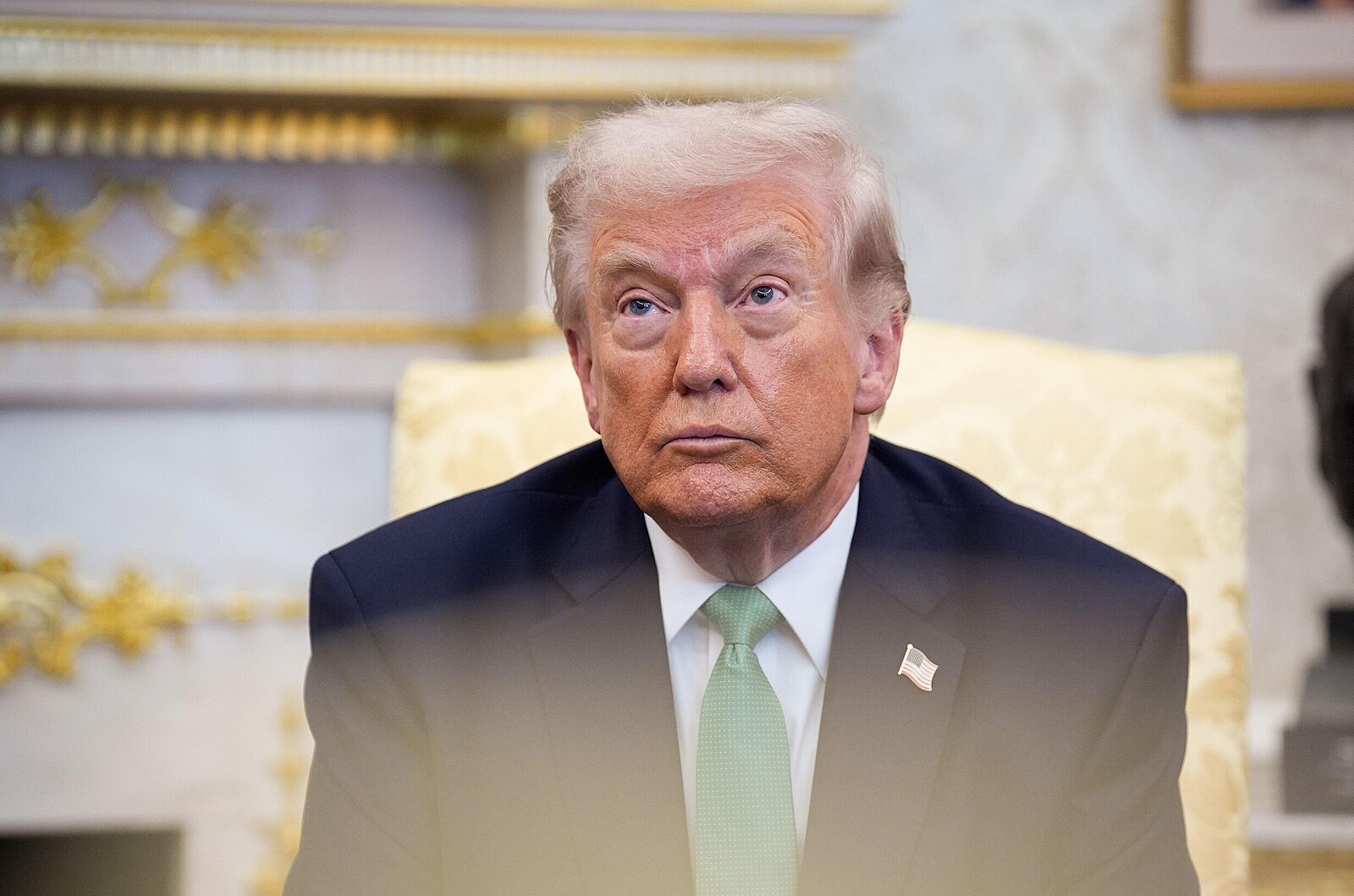 Ale copak, Donalde, pomoc nepřichází? Kreslíři si utahují z Trumpových potíží