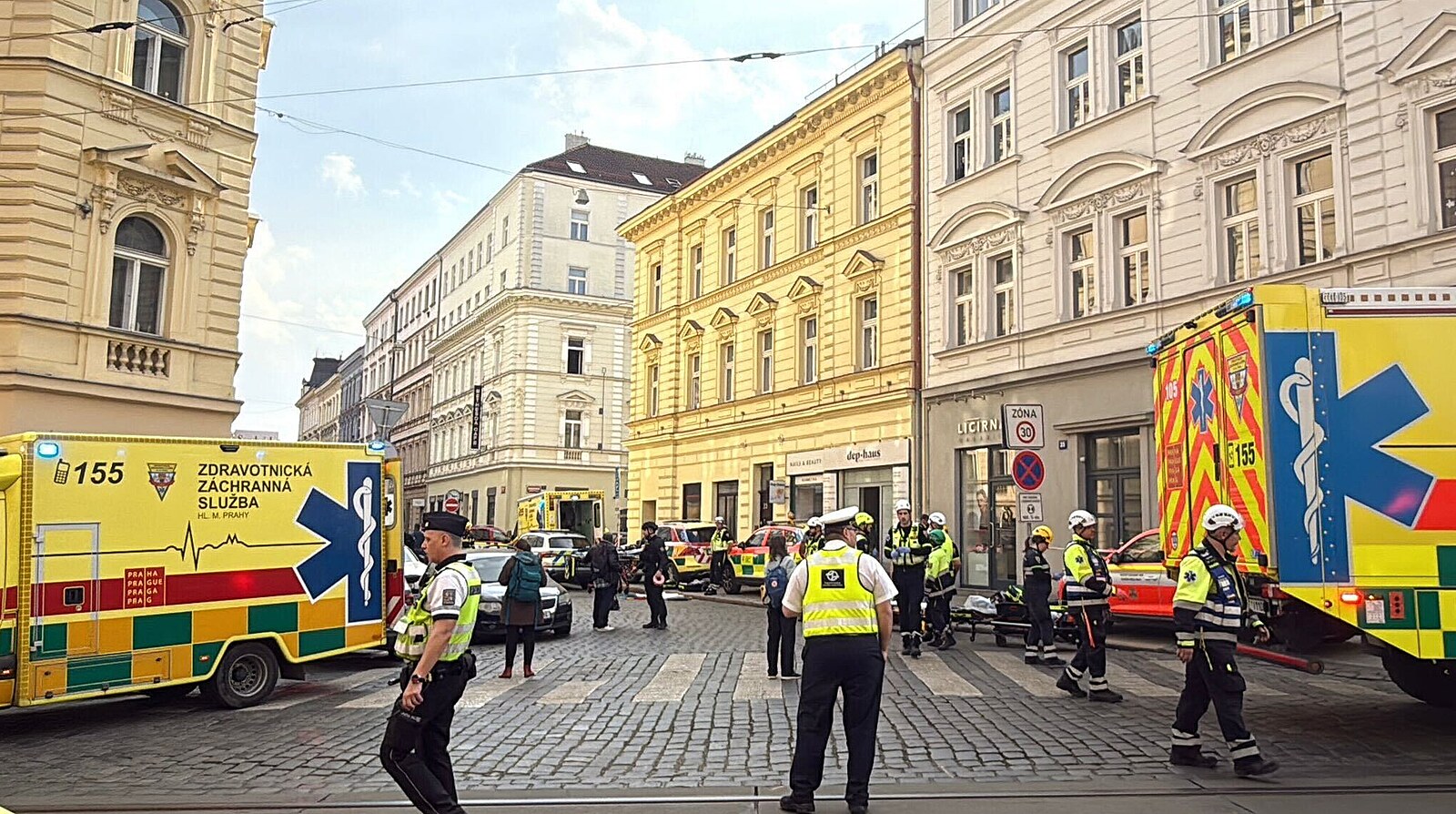 Na Letné poblíž ministerstva vnitra hoří plynové potrubí. Hasiči evakuují okolí