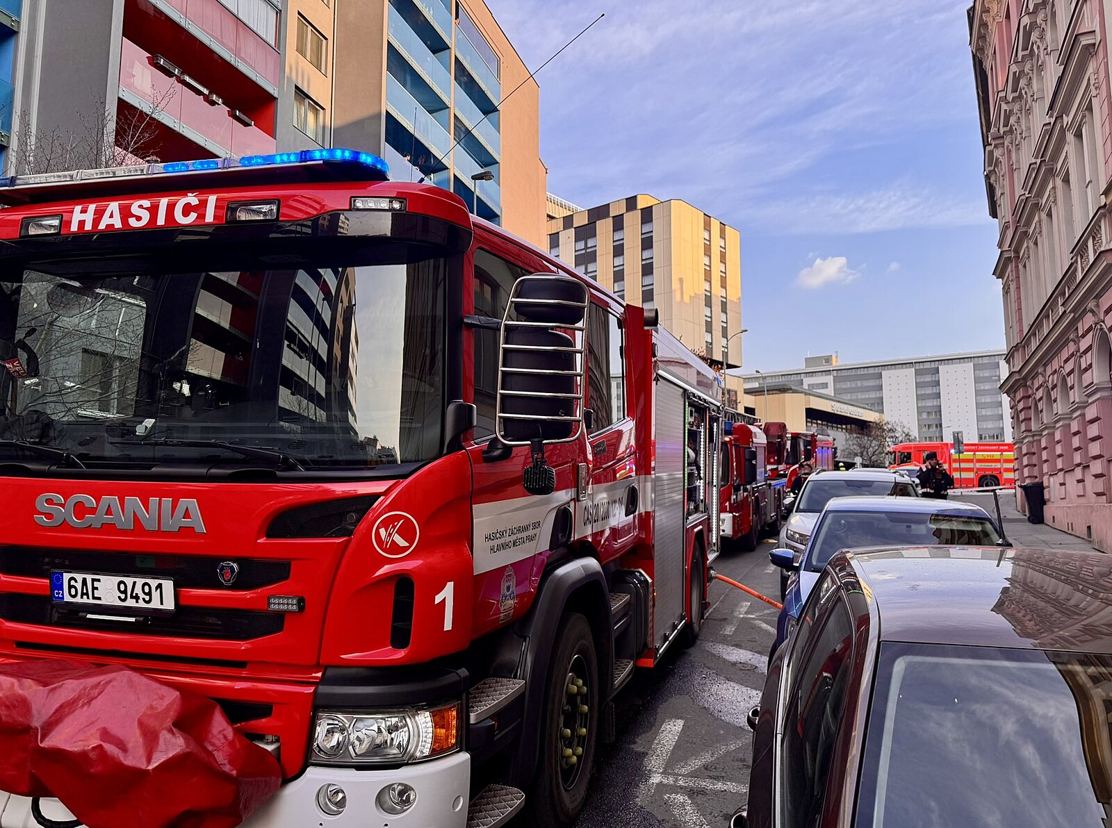 Na Žižkově hořel byt. Mladík před plameny vyskočil z okna