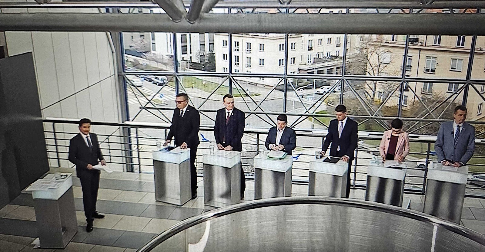 Moravcovy Otázky nahradila Debata ČT. Diskutovalo se na chodbě a s ozvěnou