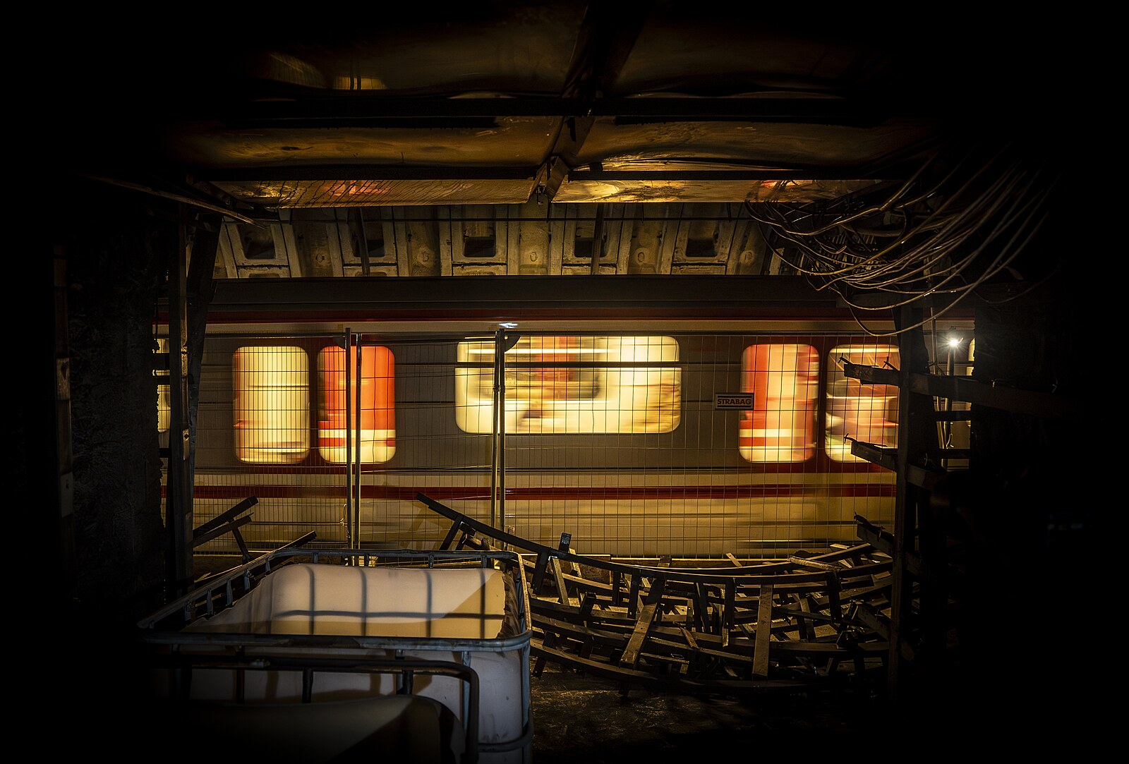 OBRAZEM: Metro Flora jako z post-apo filmu. Ze stanice už jsou pryč eskalátory