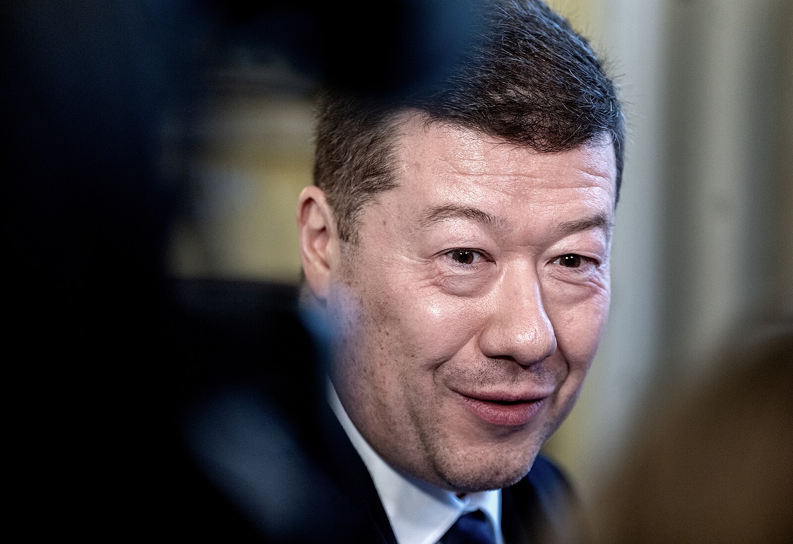 Vraťme lidem peníze z nadvýběru daní, řekl Hřib. Řešením je mír, podotkl Okamura