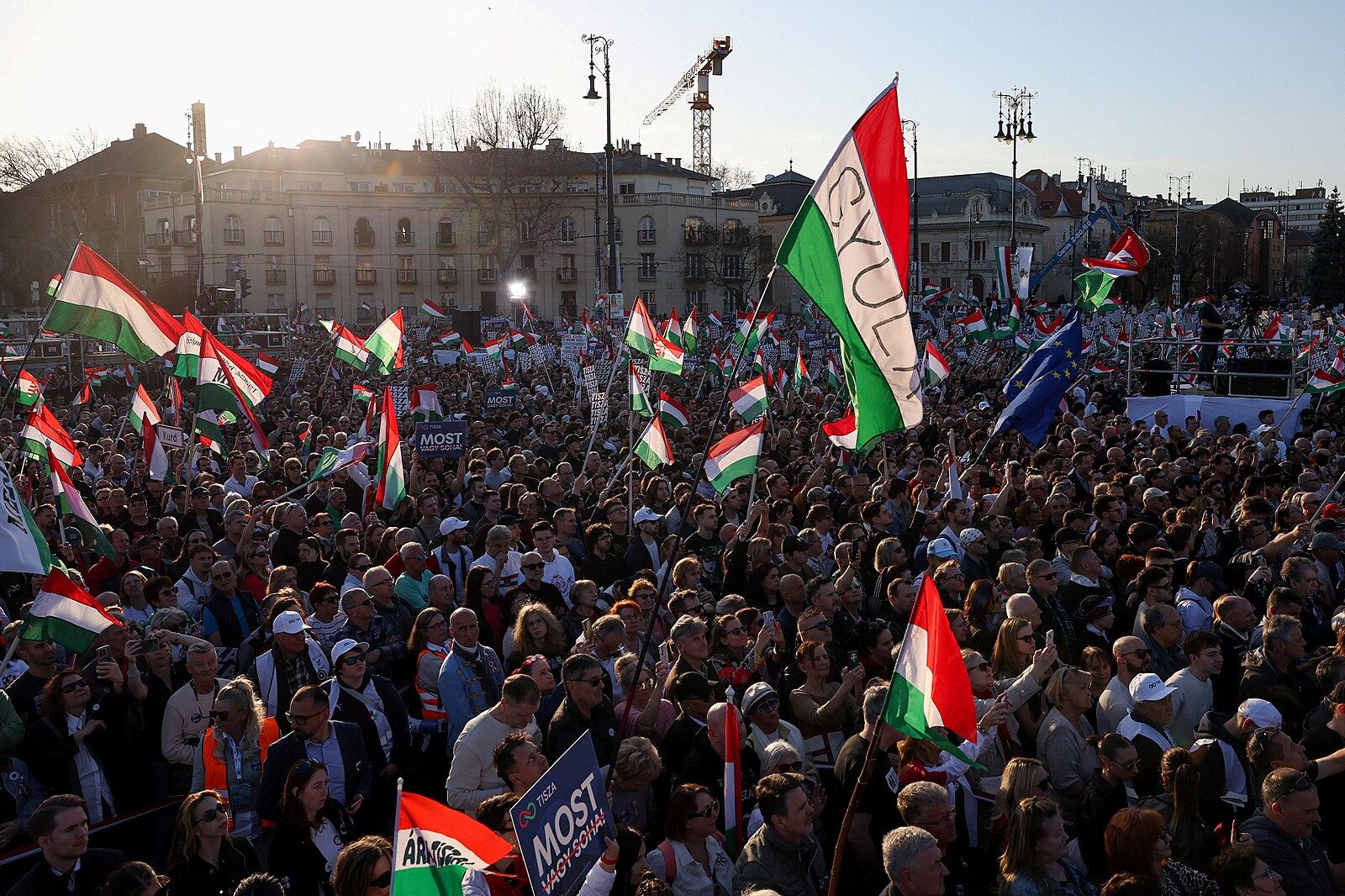 Síť falešných účtů na X ovlivňuje volby v Maďarsku. Dříve cílila i na Nizozemce