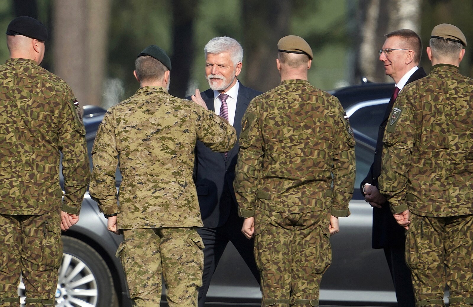 Pavel znovu navštívil české vojáky na misi v Lotyšsku, debatovali i o sportu