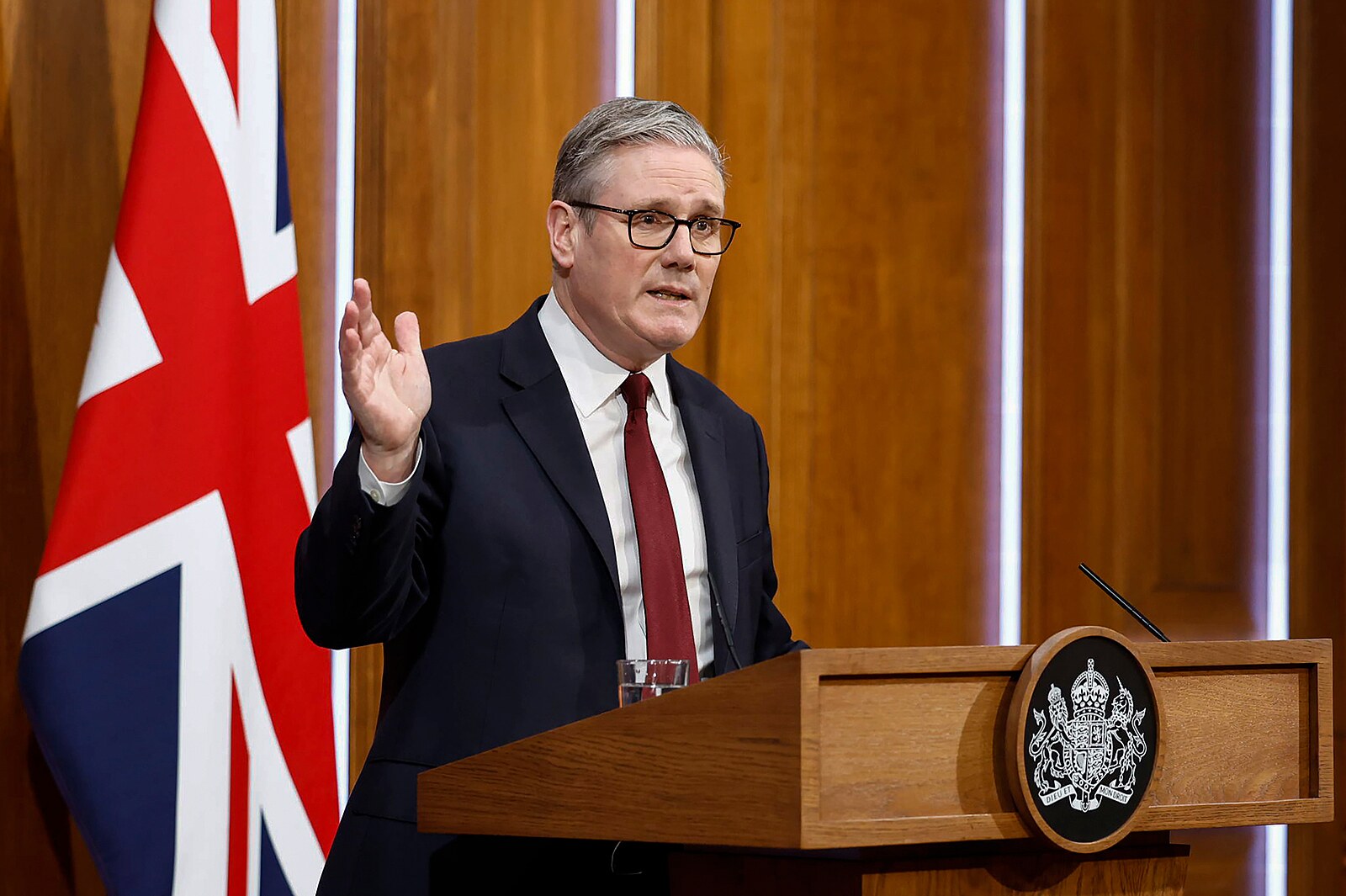 Otřesy na britské politické scéně. Budou dnešní volby soudným dnem pro premiéra Starmera?