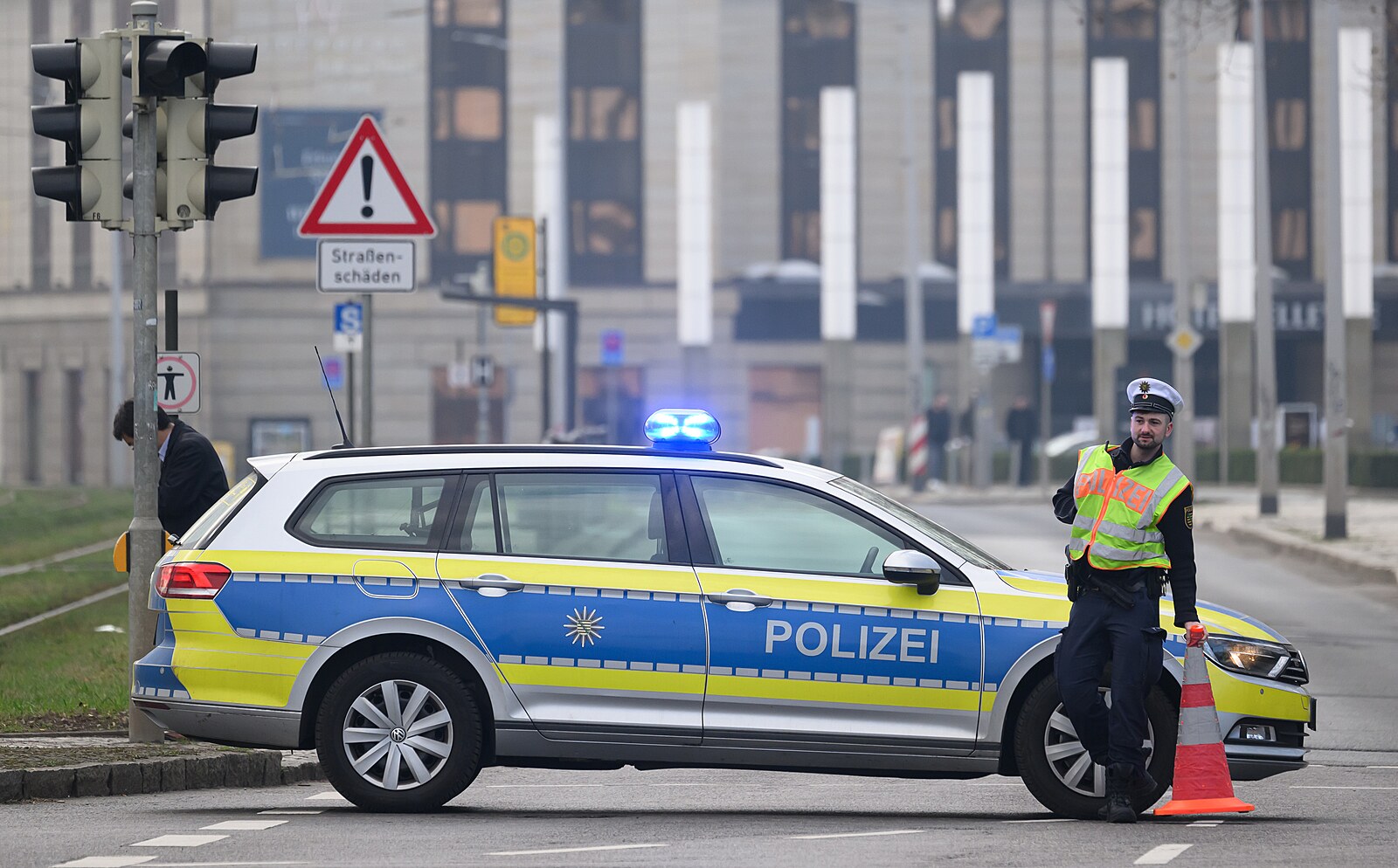 Na lidi mířil mušketou a vykřikl „Alláhu Akhbar“. Drážďanská policie muže postřelila