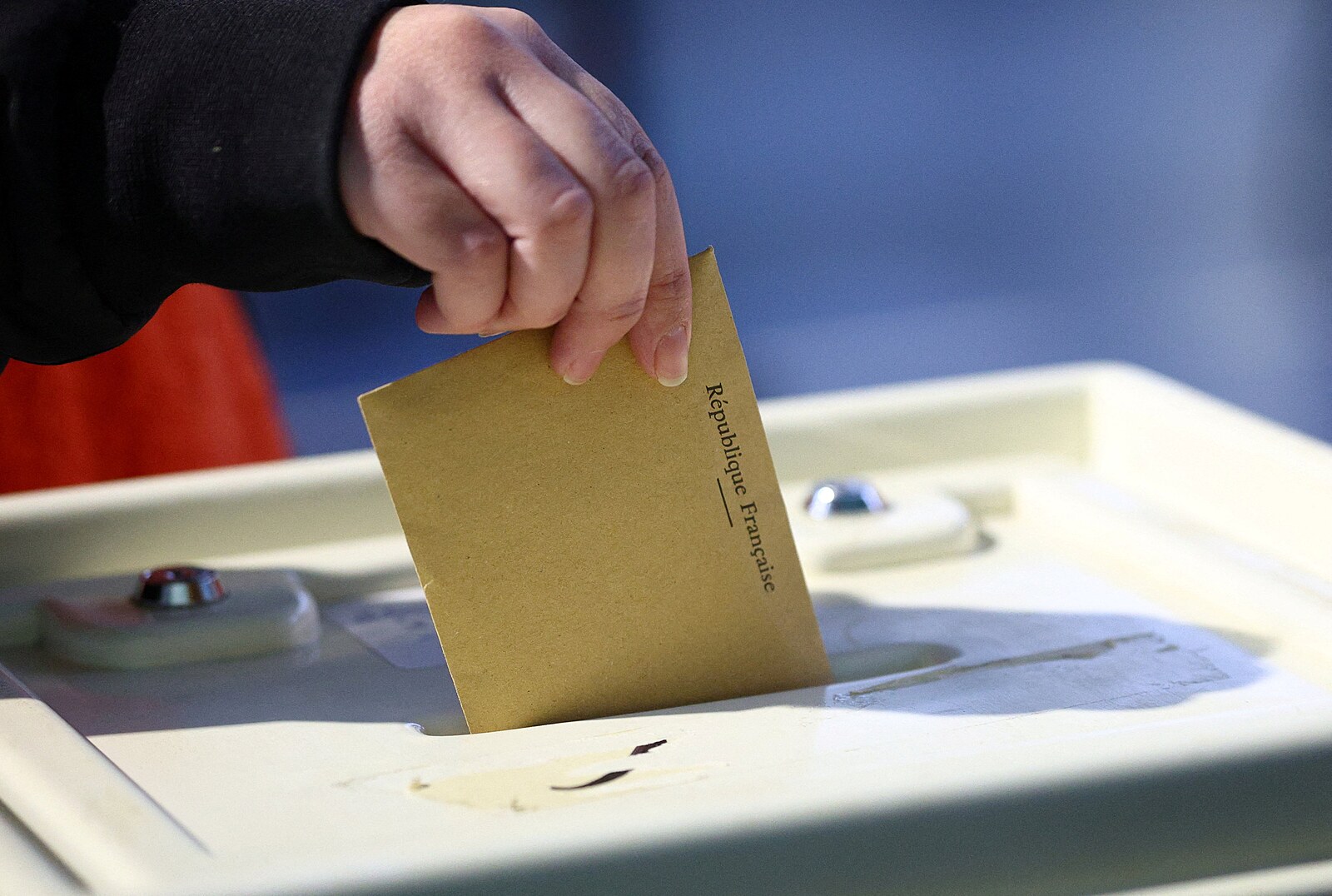 Ve Francii začalo první kolo místních voleb, prověří sílu krajní pravice