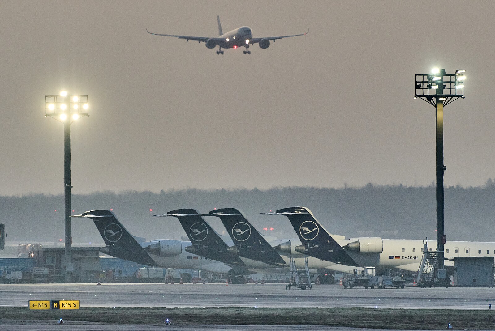 Konec levného létání? Co všechno lze čekat kvůli nedostatku leteckého paliva