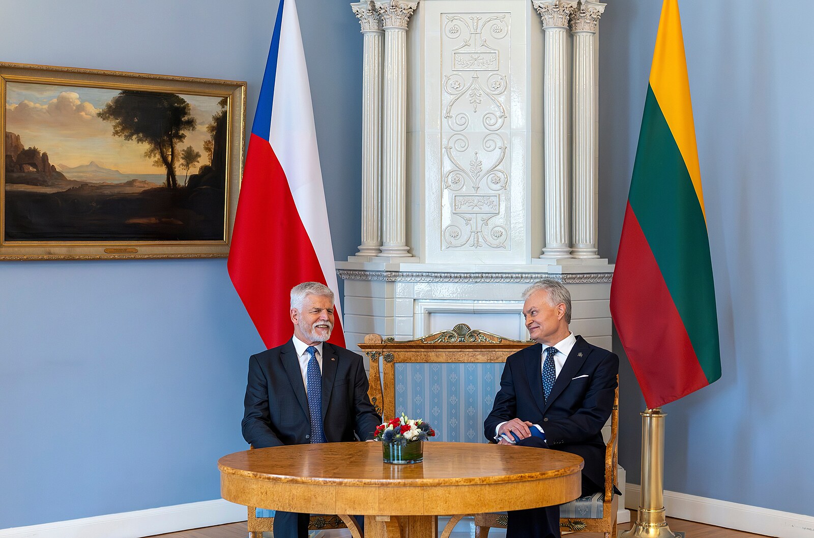 Pavel v Litvě opět kritizoval vládu za nízké výdaje na obranu. Probere to s Babišem