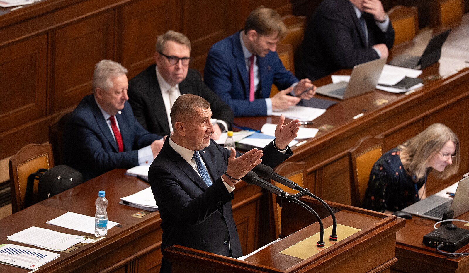 Nedůvěra vládě: zářez na opoziční pažbě, nebo zoufalé plácnutí do vody? Spíš to druhé | Názory