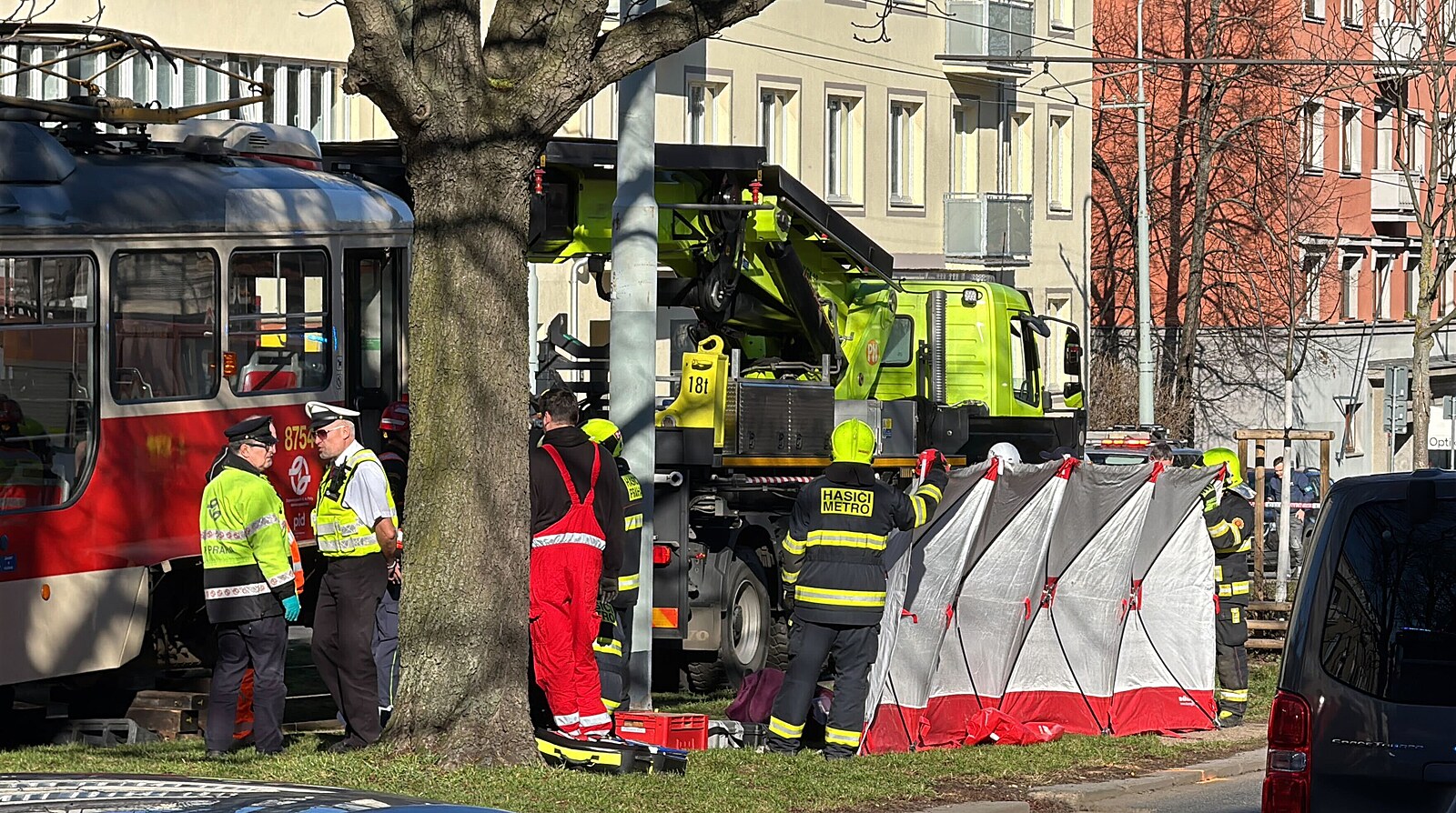 Dívka zemřela při střetu s tramvají, zpod soupravy ji vyprošťovali pomocí jeřábu