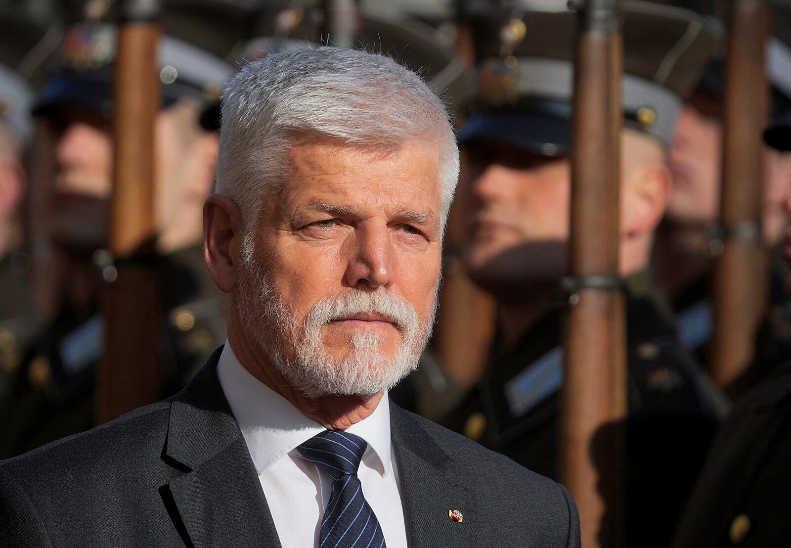 Prezident má dostatečné pravomoci, míní Češi. Omezili by zastavení soudního řízení