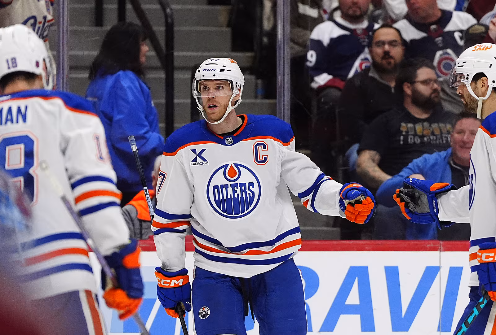 Connor McDavid se raduje z gólu v utkání s Coloradem.