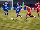U mí�e je olomoucký Michal Beran, napadá ho William Boving z Mohu�e.