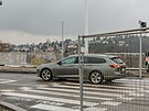 Testovací jízdy tramvají a autobus� po novém Dvoreckém most� v Praze (12....