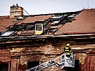Hasi�i odstra�ují následky úniku a za�ehnutí plynu v Dobrovského ulici v Praze...