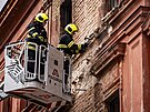 Hasi�i odstra�ují následky úniku a za�ehnutí plynu v Dobrovského ulici v Praze...