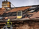 Hasi�i odstra�ují následky úniku a za�ehnutí plynu v Dobrovského ulici v Praze...