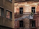 Hasi�i odstra�ují následky úniku a za�ehnutí plynu na Dobrovského ulici v Praze...