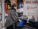 Obyvatelé okolních dom� v Dobrovského ulici v Praze, kde 10. b�ezna do�lo k...