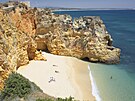 P�i pob�e�í Portugalska, v krásných pís�itých zátokách vroubených skalisky,...