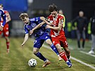 Olomoucký zálo�ník Michal Beran (vlevo) v souboji s Williamem Bovingem z Mohu�e.