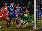 Olomoucký branká� Jan Koutný chytá mí� v souboji s Mohu�í.