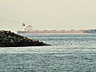 Tanker proplouvající Hormuzským pr�livem.
