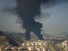 Z ropného za�ízení ve Fud�aj�e ve Spojených arabských emirátech �lehají plameny...