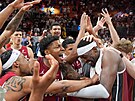 Basketbalisté Miami slaví výkon Bama Adebaya (vpravo), který dal v zápase proti...