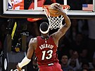 Bam Adebayo z Miami zakon�uje v utkání NBA proti Washingtonu.