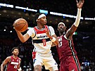 Bam Adebayo z Miami (vpravo) brání v utkání NBA Bilala Coulibalyho z...