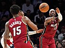 Bam Adebayo z Miami (vpravo) p�ihrává v utkání NBA proti Washingtonu.