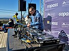 Jarní ly�ova�ka ve �pindlu vrcholí a DJ pod modrou oblohou mixuje muziku