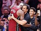 Bam Adebayo se po zápase objímá s trenérem Erikem Spoelstrou poté, co skóroval...