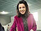 Kandidátka krajn� levicové strany La France Insoumise Sophia Chikirou odevzdává...