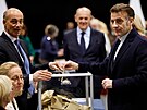Francouzský prezident Emmanuel Macron p�ijel do volební místnosti b�hem prvního...