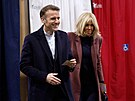 Francouzský prezident Emmanuel Macron p�ijel se svou man�elkou Brigitte...