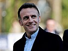 Francouzský prezident Emmanuel Macron p�ijel do volební místnosti v Le...