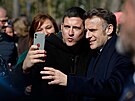 Francouzský prezident Emmanuel Macron p�ijel do volební místnosti v Le...