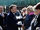 Francouzský prezident Emmanuel Macron p�ijel do volební místnosti v Le...