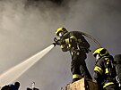 Hasi�i zasahují na míst� po�áru v ulici Ke Kablu (13. b�ezna 2026)