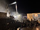 Hasi�i zasahují na míst� po�áru v ulici Ke Kablu (13. b�ezna 2026)