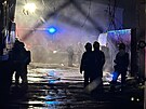 Hasi�i zasahují na míst� po�áru v ulici Ke Kablu (13. b�ezna 2026)